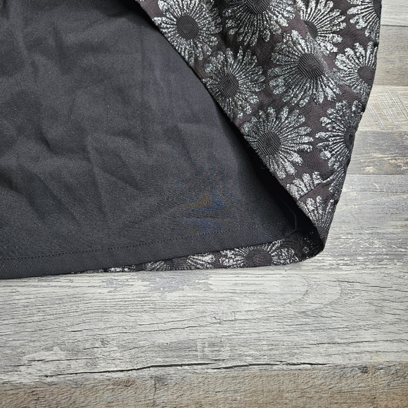 Talbots Sleeveless Black Dress with Silver Daisy Print Size 12 Lined - Picture 4 of 13